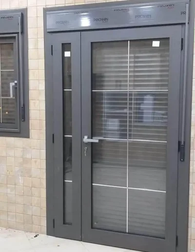 Porte aluminium gris en verre